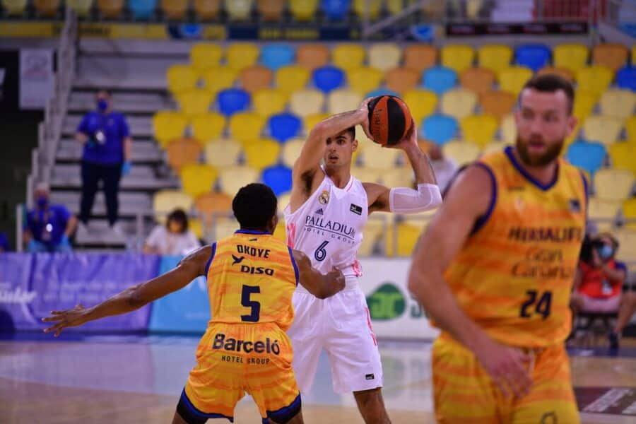 Alberto Abalde tiene el balón ante Stan Okoye en un Herbalife Gran Canaria - Real Madrid. Foto: Liga Endesa.