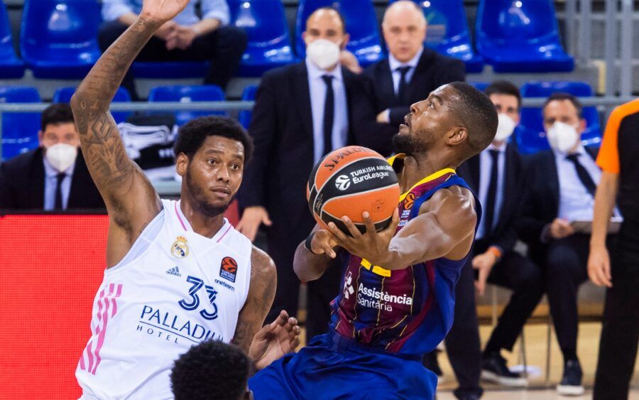 Cory Higgins entra a canasta ante Trey Thompkins en un FC Barcelona - Real Madrid. Foto: FC Barcelona.