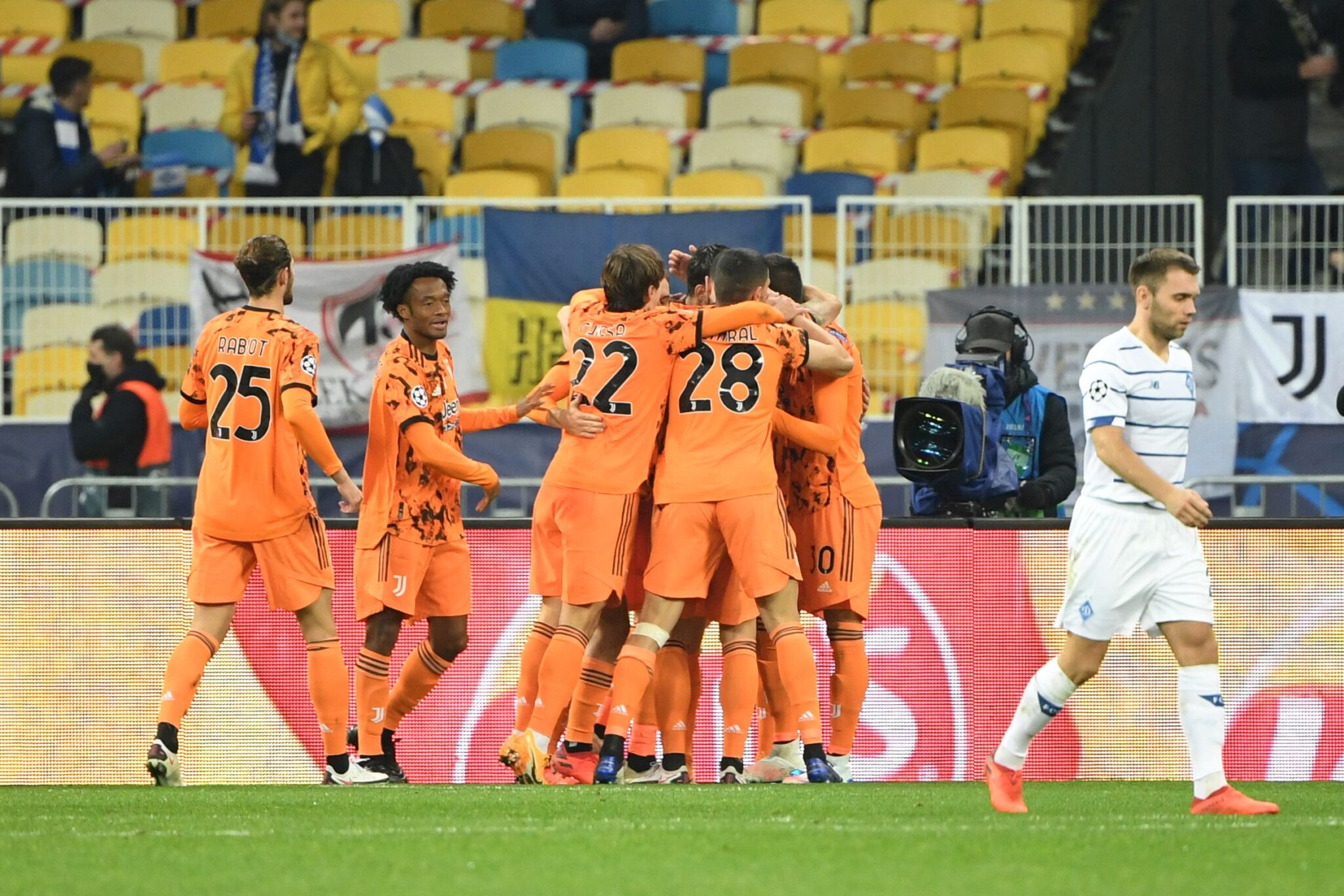 Dinamo Kiev 0-2 Juventus: Gran actuación del campeón italiano, que suma sus primeros puntos en la Champions. Fuente: (SoyCalcio_)