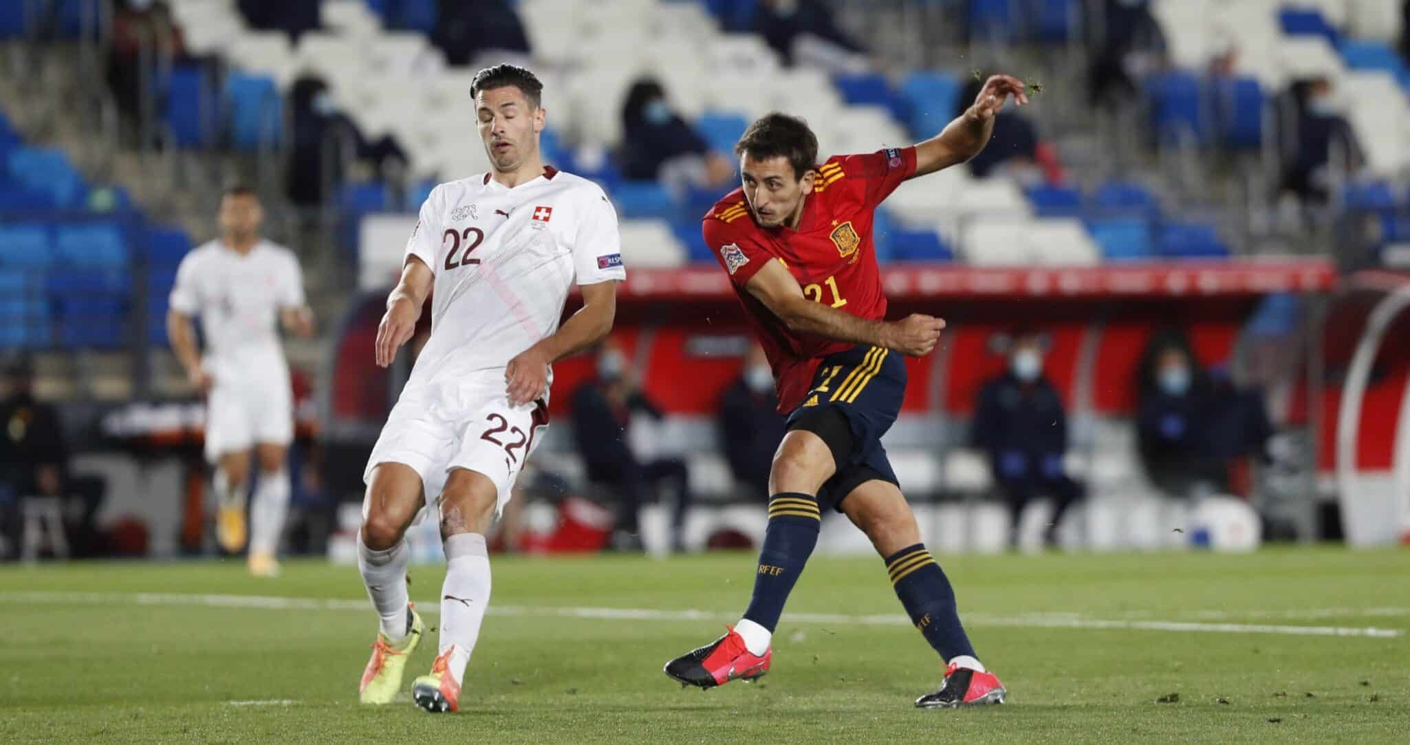 Oyarzábal,perfilándose para anotar su tanto tras el fallo del rival.
Fuente: https://twitter.com/SeFutbol/status/1315006092783562753/photo/2