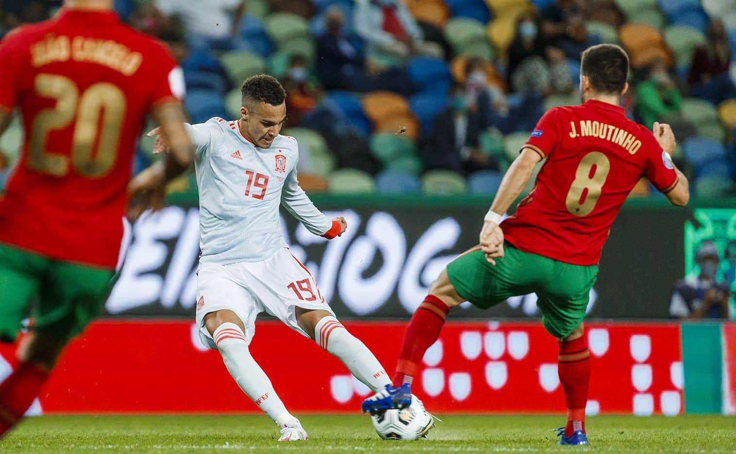 Rodrigo Moreno buscando puerta ante la presión de Moutinho.
Fuente: https://twitter.com/SeFutbol/status/1313923338461417473/photo/1