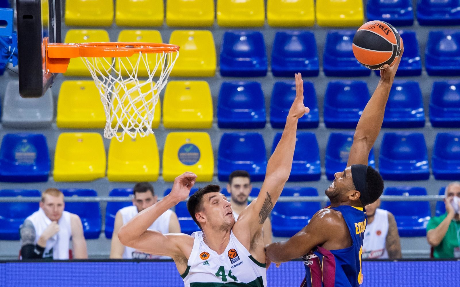 Brandon Davies hace un mate ante Mitoglou (Fuente: Twitter @FCBbasket)