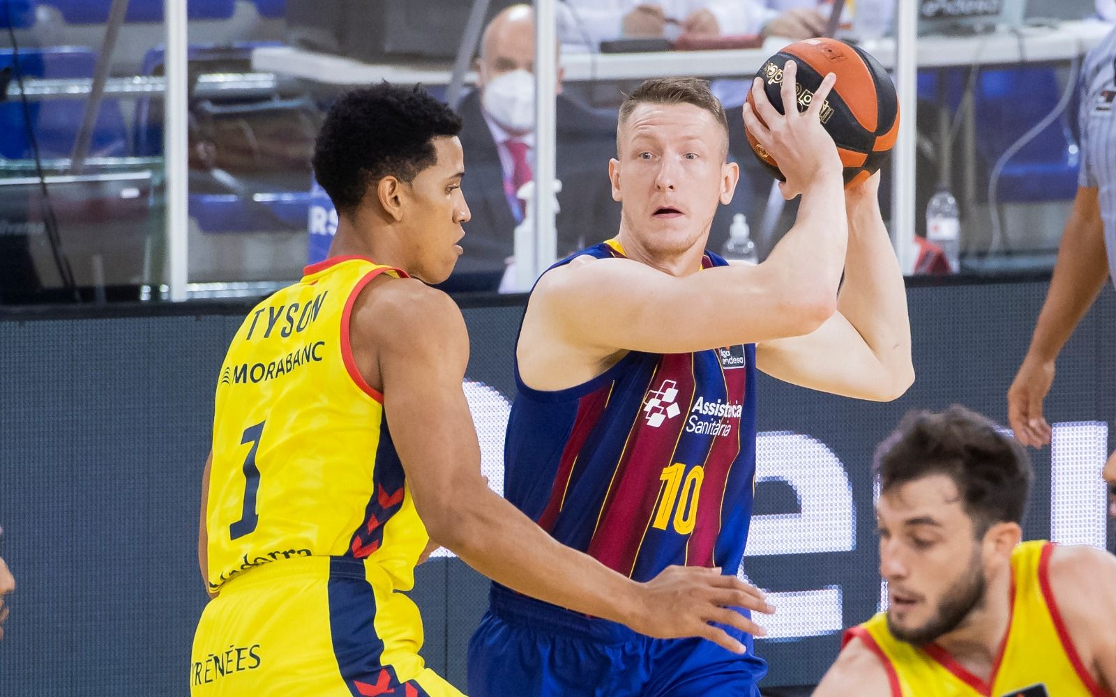Rolands Smits ante Tyson Pérez (Fuente: Twitter @FCBbasket)