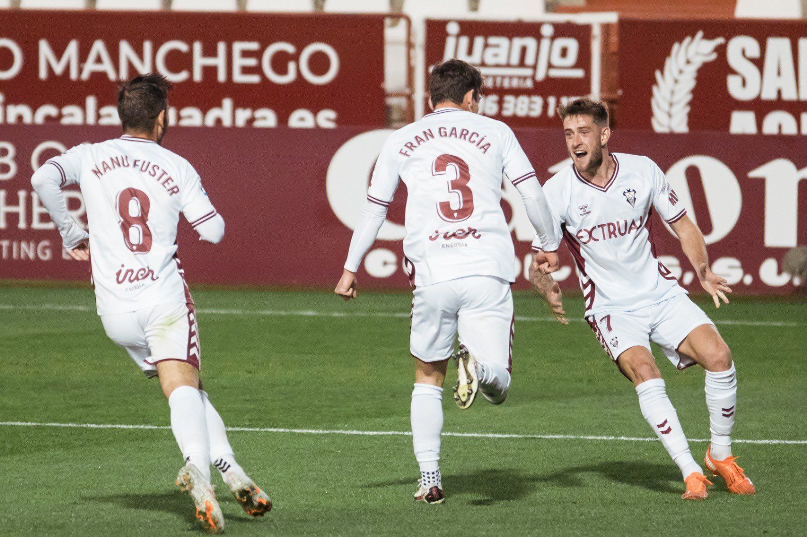 Los jugadores del Albacete, celebrando el primer gol.
Fuente: https://twitter.com/AlbaceteBPSAD/status/1321525501975011339/photo/1