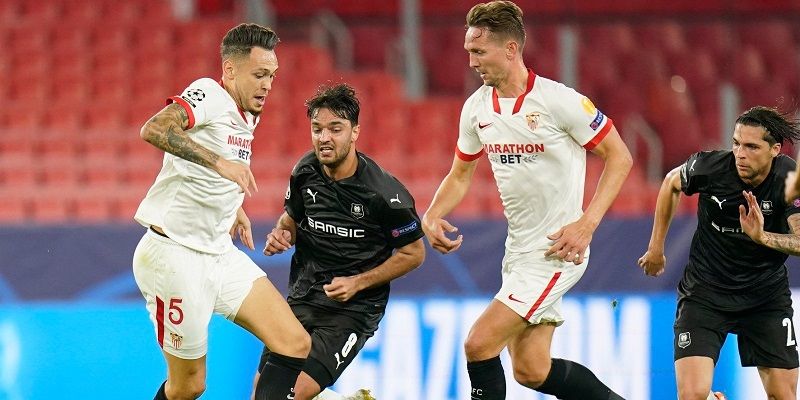 Ocampos y De Jong durante una jugada frente al Rennes | Imagen: Sevilla FC