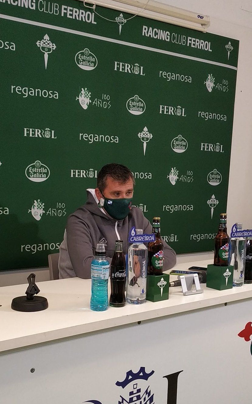 Emilio Larraz atendiendo a los medios.