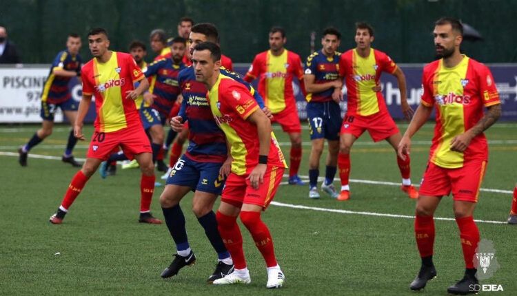 Miguel Linares en primer plano en el Llagostera - Ejea del pasado miércoles de la Copa RFEF