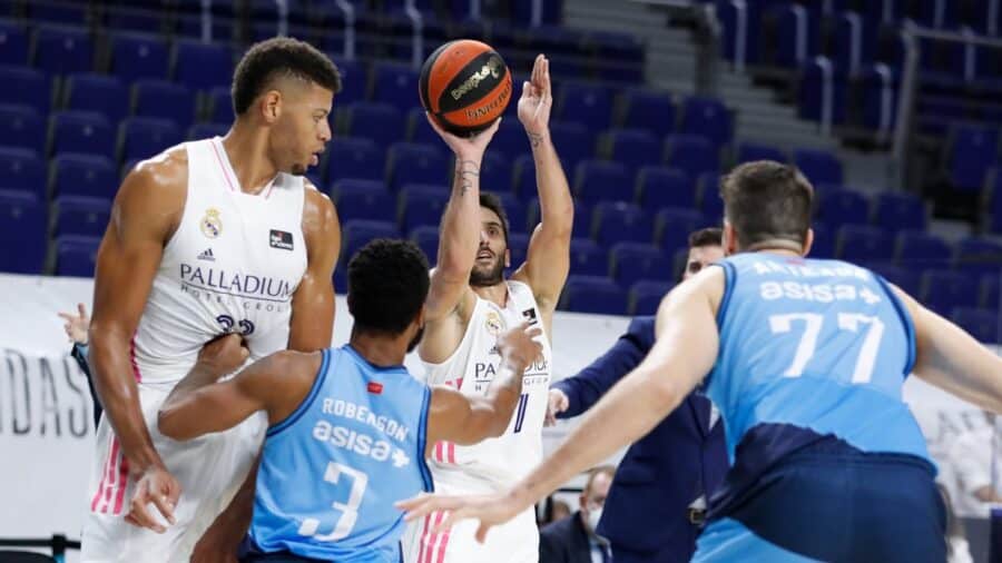 Facundo Campazzo lanza un triple ante Walter Tavares, John Roberson y Víctor Arteaga en un Real Madrid - Movistar Estudiantes. Foto: Real Madrid.