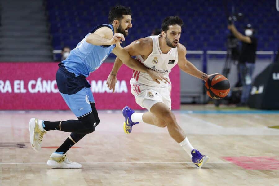 Facundo Campazzo bota ante Aleksandar Cvetkovic en un Real Madrid - Movistar Estudiantes. Foto: Liga Endesa.
