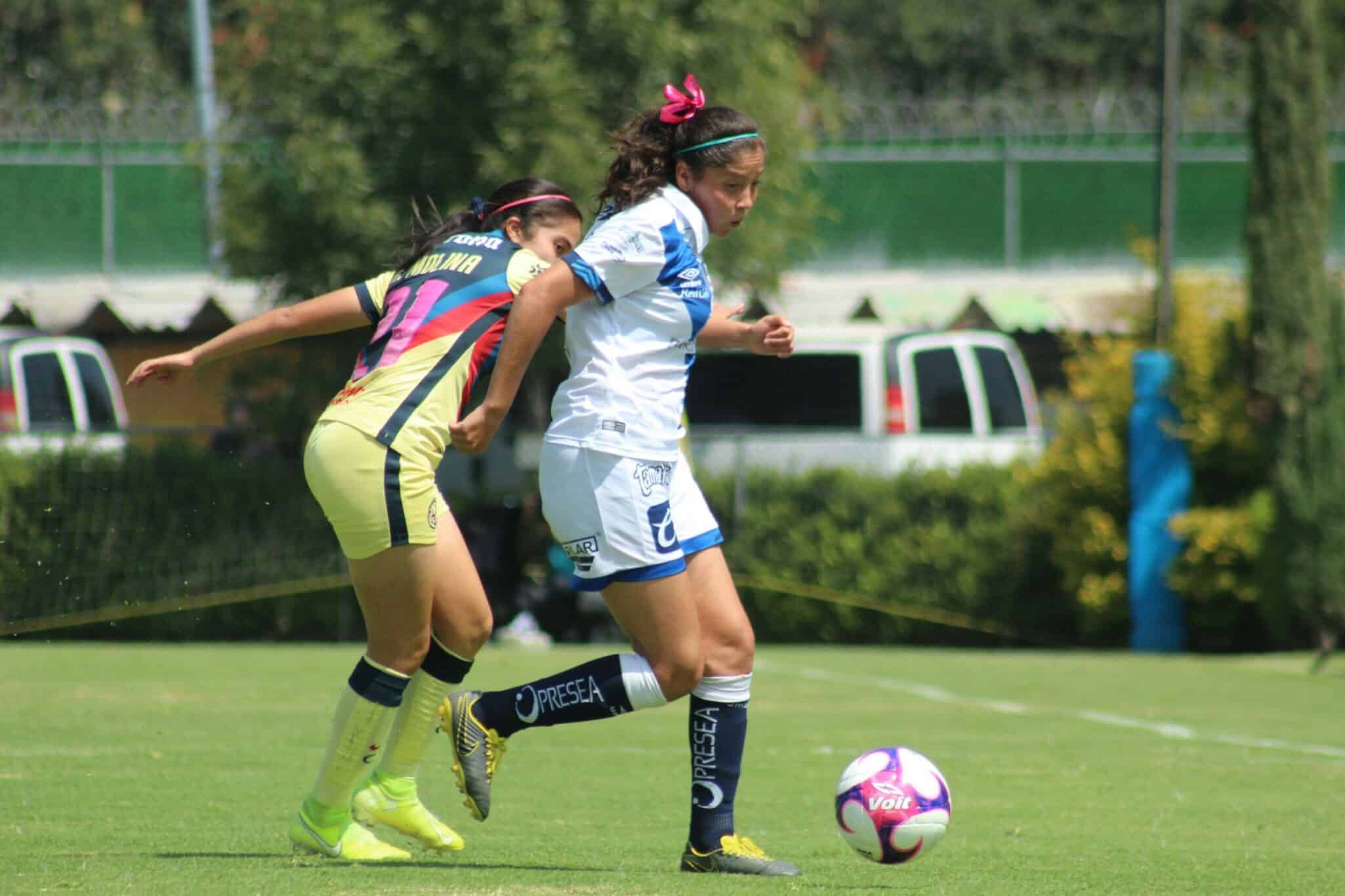 Duelo por el balón América vs Puebla