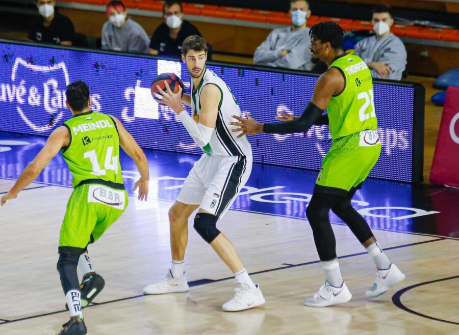 Ante Tomic trata de jugar el balón ante la defensa de Shavon Thompson. Foto: CB Joventut Badalona Twitter