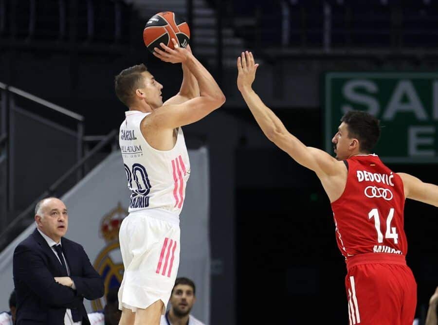 Jaycee Carroll lanza a canasta ante Nihad Dedovic en un Real Madrid - FC Bayern Munich. Foto: Turkish Airlines Euroleague.