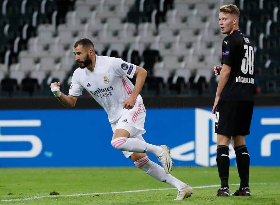 Karim Benzema celebra un gol ante Nico Elvedi en un Vfl Borrusia Mönchengladbach - Real Madrid Club de Fútbol. Foto: Real Madrid Club de Fútbol.