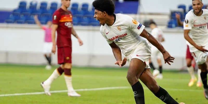 Koundé durante el partido frente a la Roma