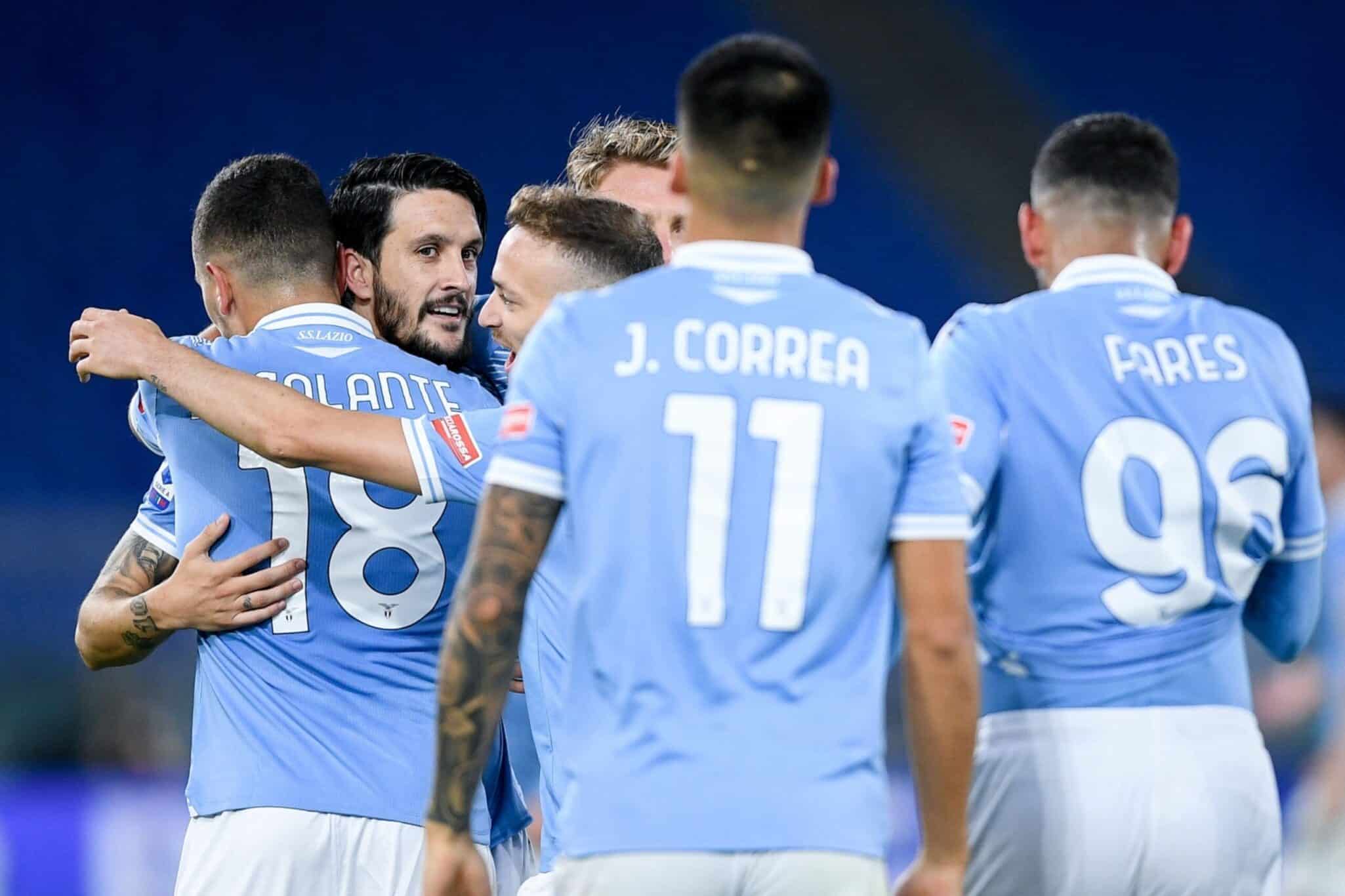 Lazio 2-1 Bologna: Luis, felicitado por sus compañeros, anotó el primer gol del partido. Fuente: (@SC_ESPN)