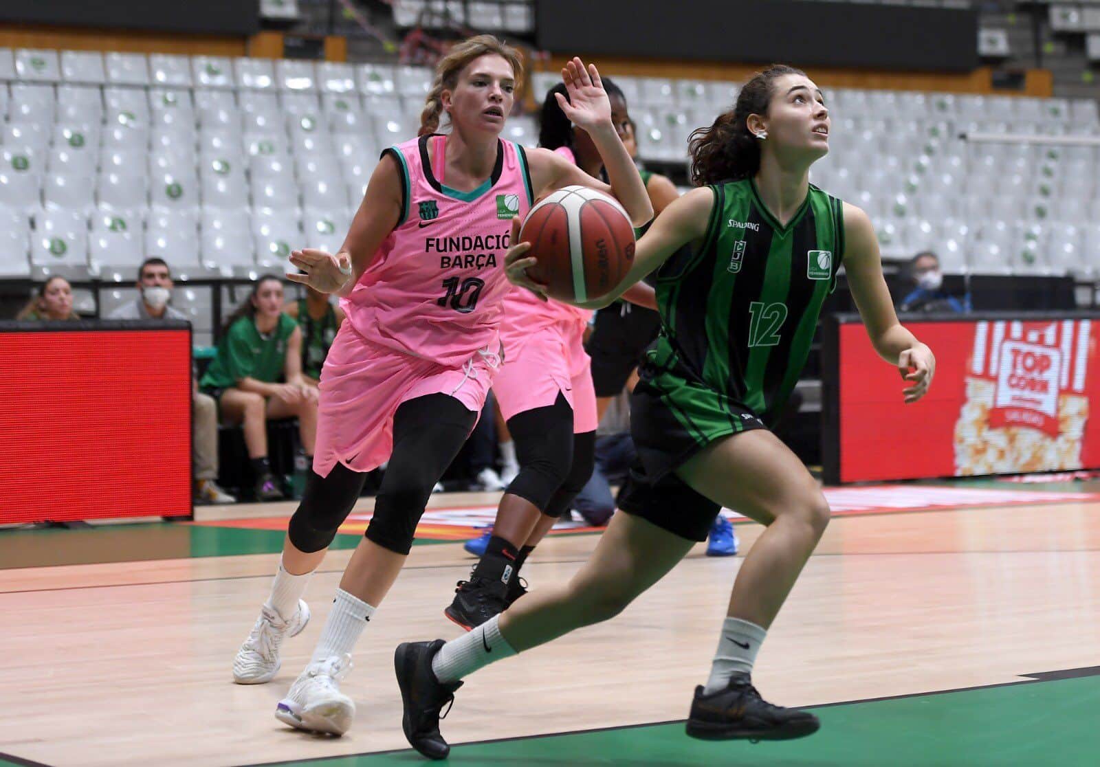 La joven Poyato encarando canasta tras superar a Rakovic