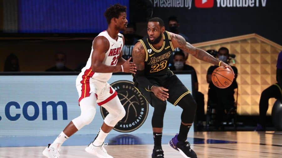 LeBron James postea a Jimmy Butler en un Los Angeles Lakers - Miami Heat. Foto: NBA.