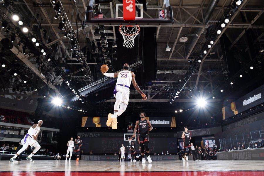 LeBron James hace un mate en un Miami Heat - Los Angeles Lakers. Foto: NBA.