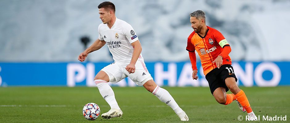 Luka Jovic conduce ante Marlos en un Real Madrid Club de Fútbol - Football Club Shakhtar Donetsk. Foto: Real Madrid Club de Fútbol.