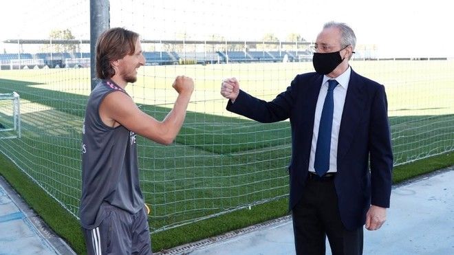 Luka Modric y Florentino Pérez, jugador y presidente del Real Madrid Club de Fútbol, se saludan en un entrenamiento. Foto: Real Madrid Club de Fútbol.