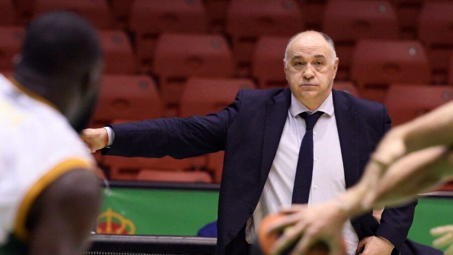 Pablo Laso da indicaciones a sus jugadores en un Coosur Real Betis - Real Madrid. Foto: Agencia EFE.