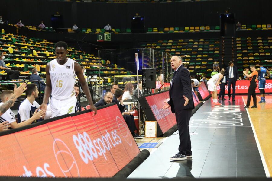 Pablo Laso habla con Usman Garuba en un Acunsa Gipzukoa Basket - Real Madrid. Foto: Liga Endesa.