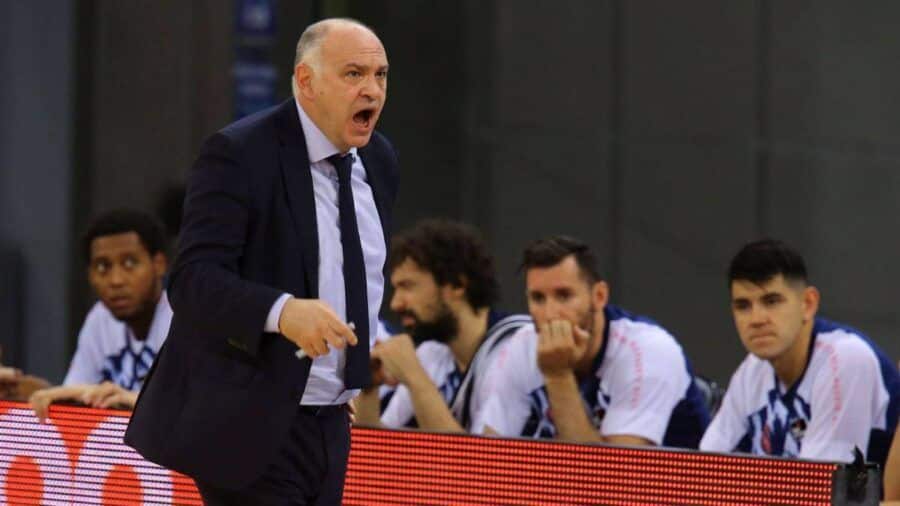 Pablo Laso da instrucciones a sus jugadores en un partido como entrenador del Real Madrid. Foto: Agencia EFE.
