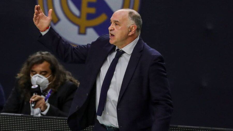 Pablo Laso da instrucciones a sus jugadores en un partido como entrenador del Real Madrid. Foto: Agencia EFE.