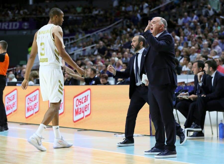 Pablo Laso da indicaciones a sus jugadores en un partido como entrenador del Real Madrid. Foto: Turkish Airlines Euroleague.