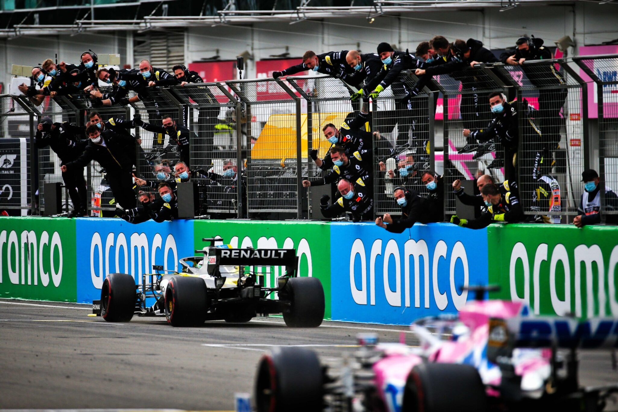 Los mecánicos de Renault vitorean a Ricciardo al cruzar la meta en Nürburgring. Imagen:  @RenaultF1Team.