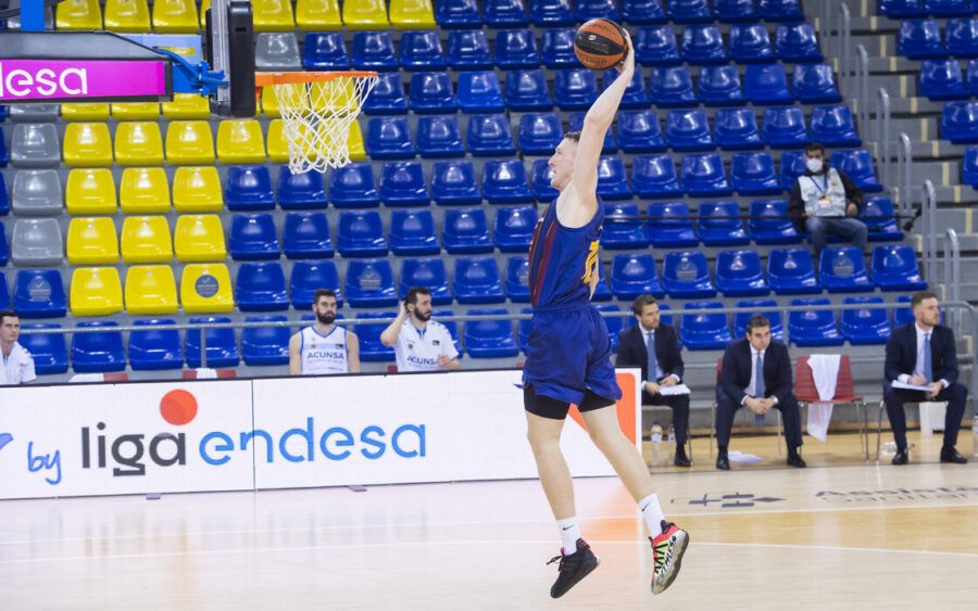 Rolands Smits hace un mate en un Barça - Acunsa Gipuzkoa Basket. Foto: Liga Endesa.