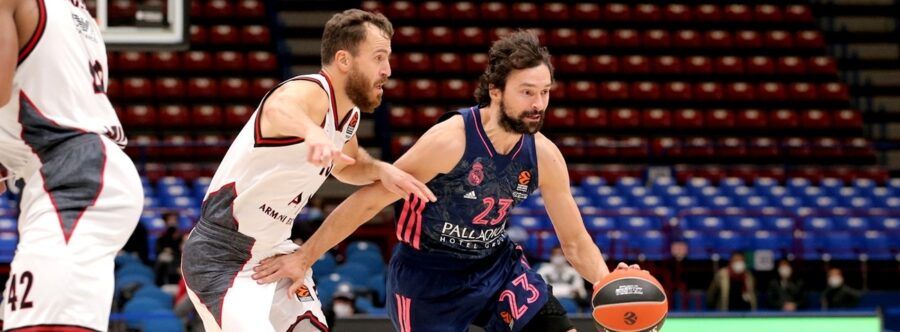 Sergio Llull bota el balón ante Sergio Rodríguez en un AX Armani Exchange Milan - Real Madrid. Foto: Turkish Airlines Euroleague.