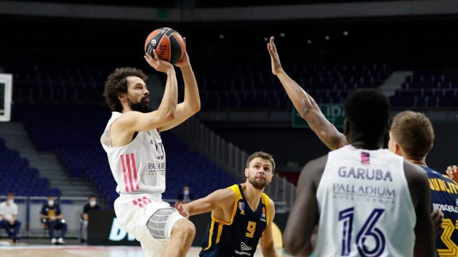 Sergio Llull lanza a canasta ante Jonas Jerebko y Egor Vialtsev en un Real Madrid - Khimki Moscow Region. Foto: Real Madrid.