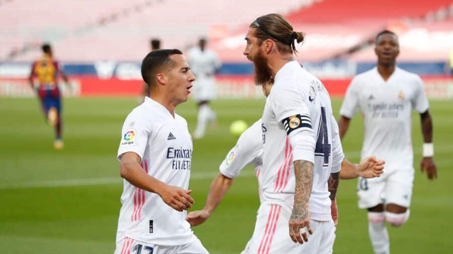 Sergio Ramos celebra un gol con Lucas Vázquez en un Fútbol Club Barcelona - Real Madrid Club de Fútbol. Foto: Real Madrid Club de Fútbol.