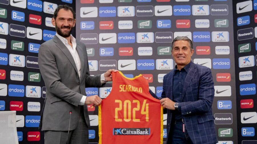 Sergio Scariolo y Jorge Garbajosa posan en el acto de renovación del entrenador de la Selección española. Foto: Federación Española de Baloncesto.