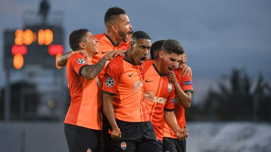 Jugadores del Football Club Shahktar Donetsk celebran un gol ante el Real Madrid Club de Fútbol. Foto: Football Club Shahktar Donetsk.