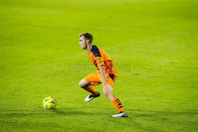 Toni Lato en un partido con el Valencia