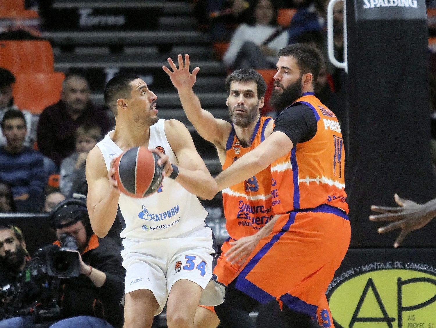 Bojan Dubljevic y San Emeterio defendiendo a Ayón en el encuentro de la pasada temporada contra el Zenit. Fuente: Euroliga.