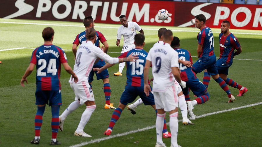 Vinícius Júnior tira a puerta en un Levante Unión Deportiva - Real Madrid Club de Fútbol. Foto: Real Madrid Club de Fútbol.