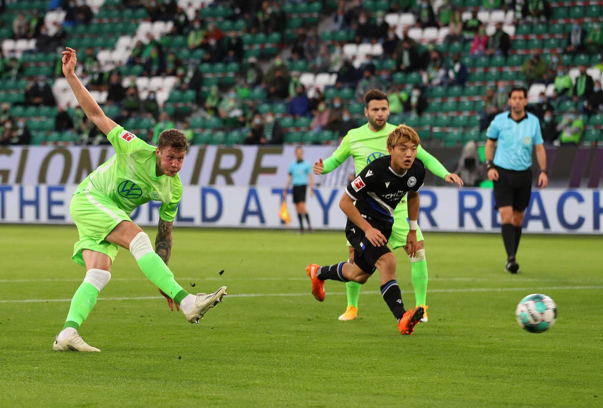 Wolfsburgo 2-1 Arminia Bielefeld: Weghorst anotó el primer gol del partido y se segundo tanto consecutivo. Fuente: (@Wolfsburg_ES)