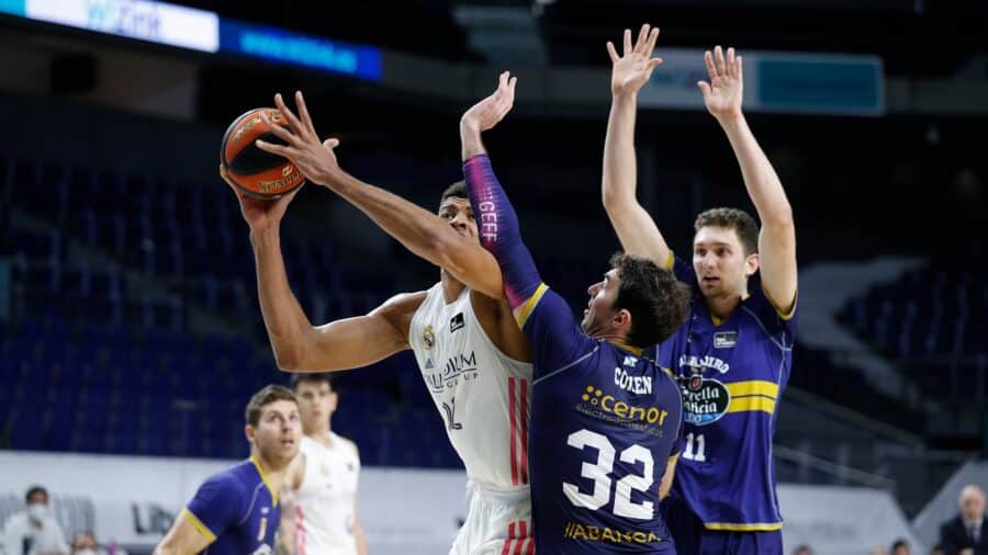 Walter Tavares lanza a canasta ante Jake Cohen y Laurynas Birutis en un Real Madrid - Monbus Obradoiro. Foto: Real Madrid.