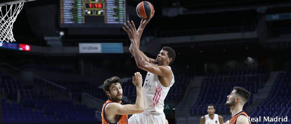 Walter Tavares lanza a canasta ante Mike Tobey en un Real Madrid - Valencia Basket. Foto: Real Madrid.