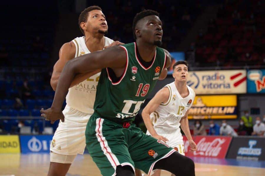 Youssoupha Fall cierra un rebote ante Walter Tavares en un TD Systems Baskonia Vitoria-Gasteiz - Real Madrid. Foto: Real Madrid.