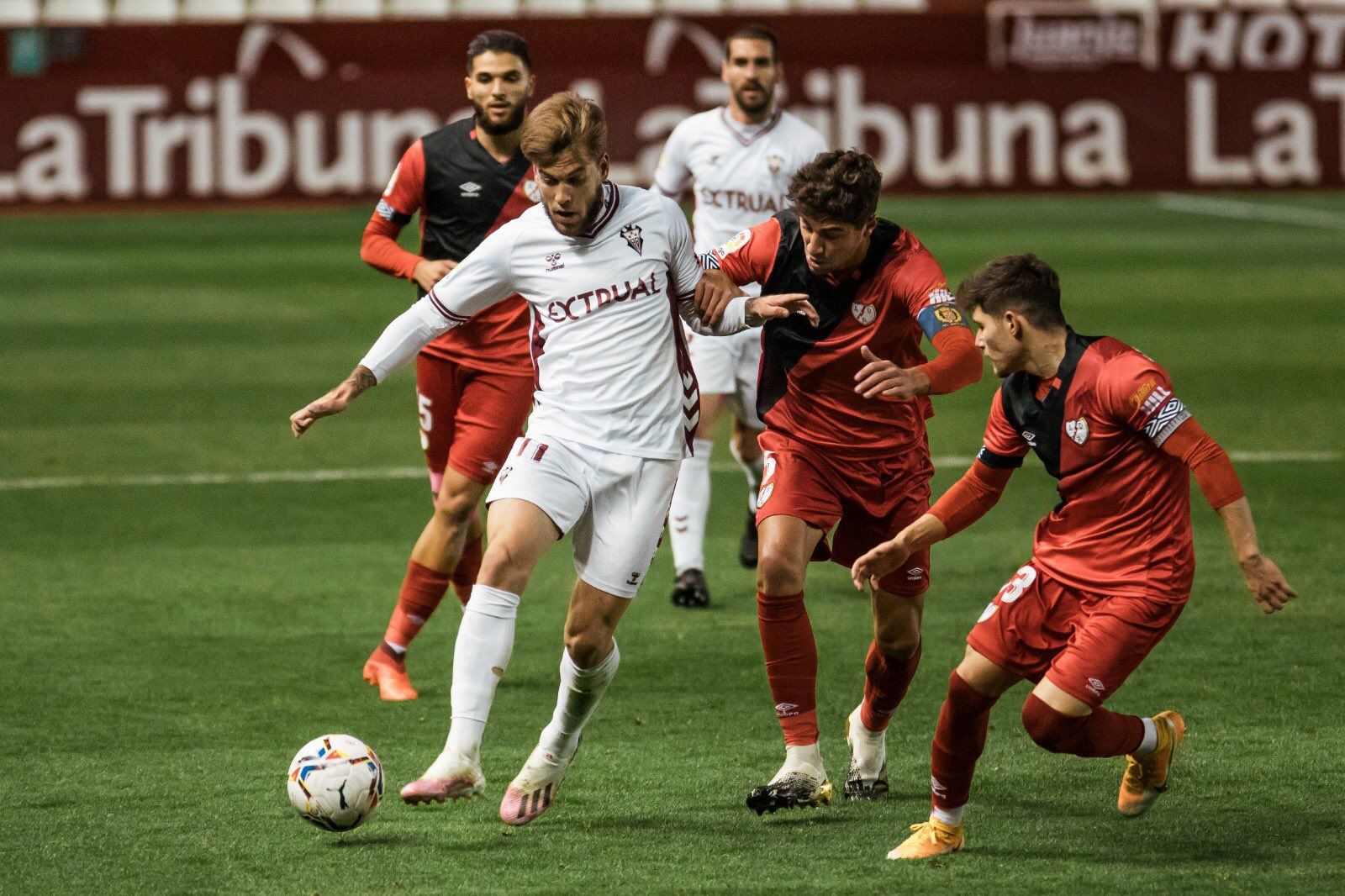 Álvaro Jiménez conduce ante jugadores del Rayo Vallecano