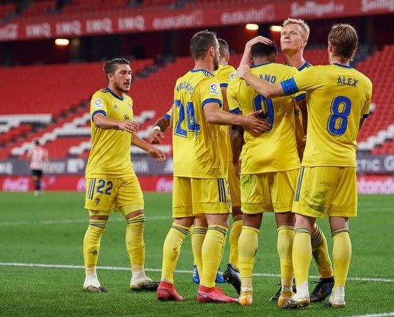 Los jugadores del Cádiz celebran el gol en propia de Unai López