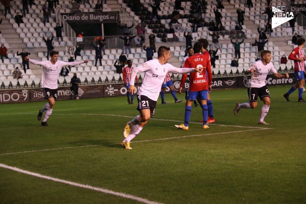 Saúl Berjón celebra el gol del Burgos frente al Sporting 'B'