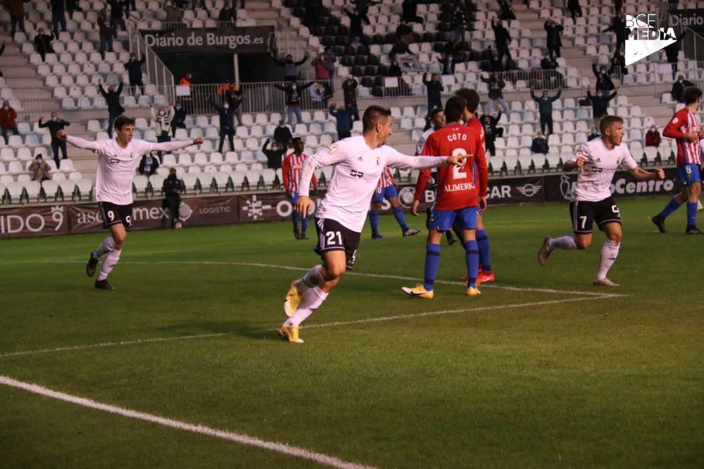 Saúl Berjón celebra el gol del Burgos frente al Sporting 'B'