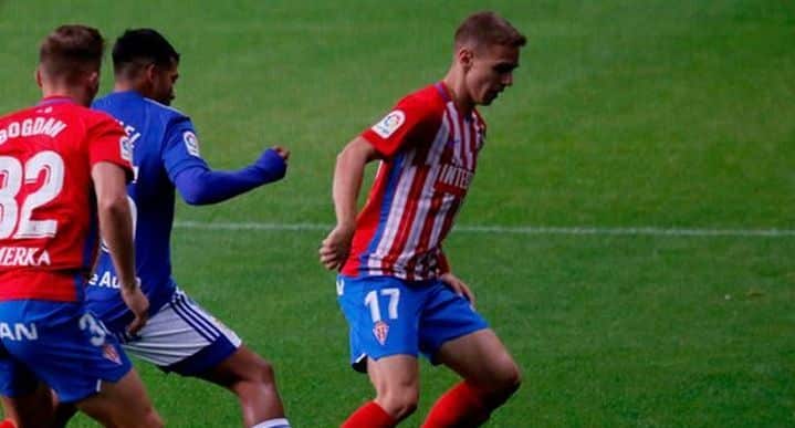 Cumic en un derbi frente al Real Oviedo