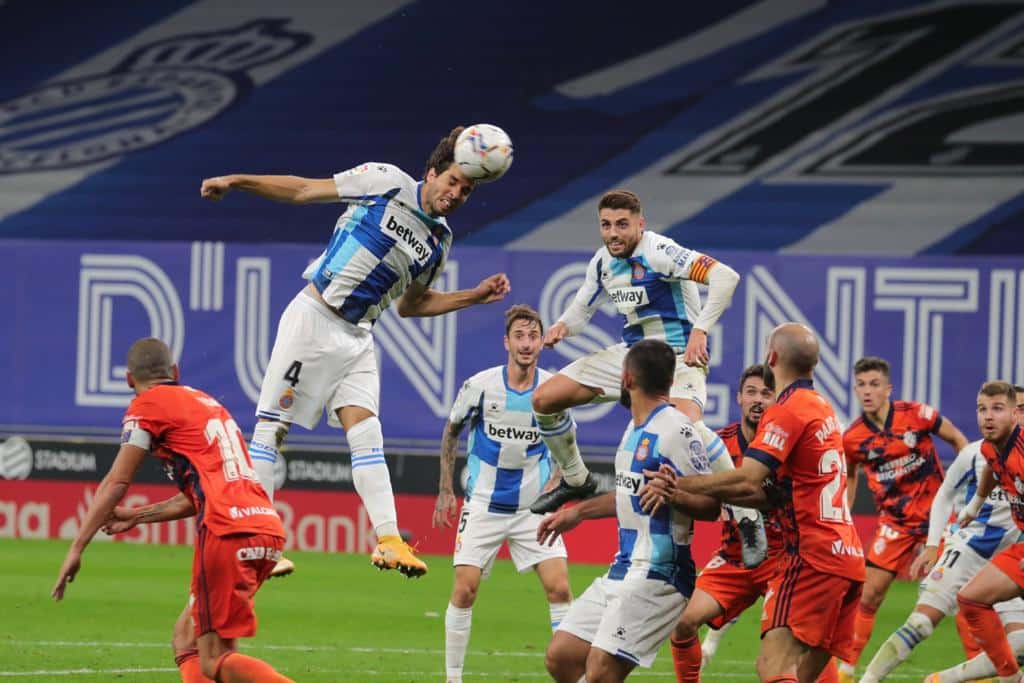 Cabrera remata un balón en un Espanyol-Ponferradina