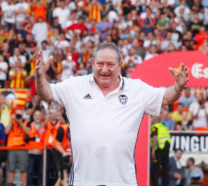 "Españeta" hombre querido por todo el valencianismo recibía una ovación unánime en cada presentación del Valencia CF.| F: Valencia City